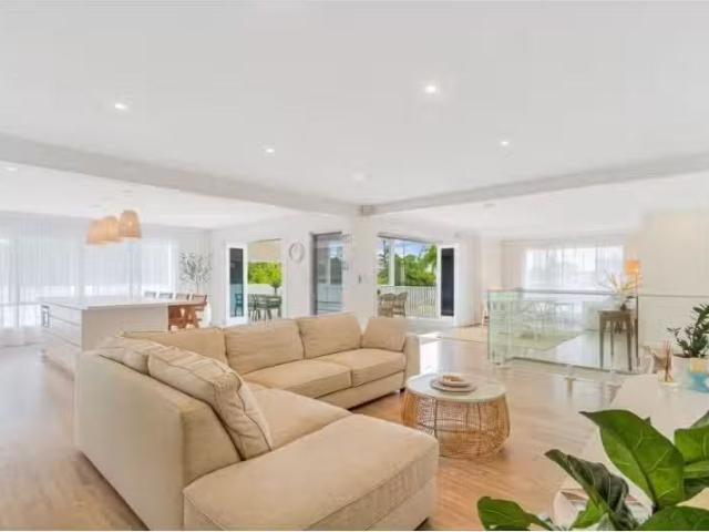 Deal! 98 Dutton Street, COOLANGATTA House for rent Listed by.