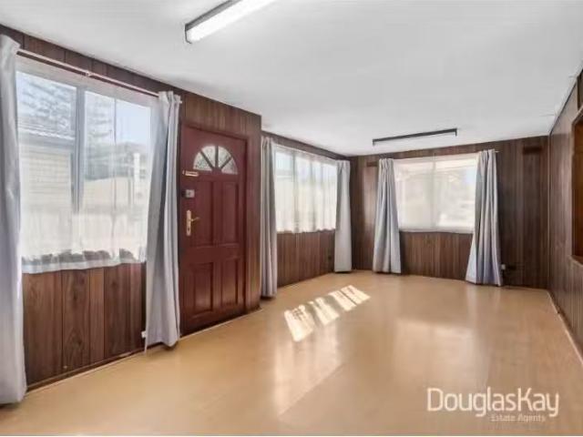 Charming 9 Andrew Street, Sunshine House for rent Listed by D.