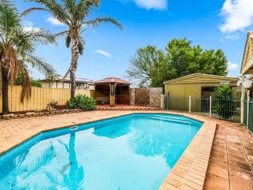 Deal! 9 Bathbank Crescent, Sheidow Park, SA 5158 House for R.