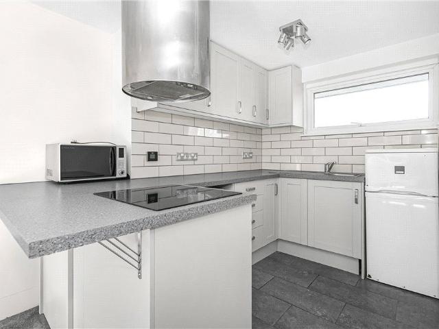 New Court, Addlestone, Surrey KT15, 1 bed flat to rent, £1,150 pcm | PrimeLocation