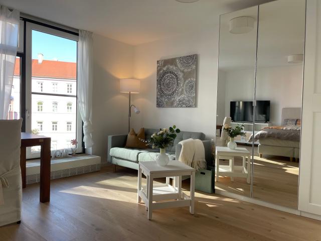 NEW CITY Apartment Munich City Centre within walking distance of restaurants, shopping, main station, subway, S Bahn, old town, Stachus.