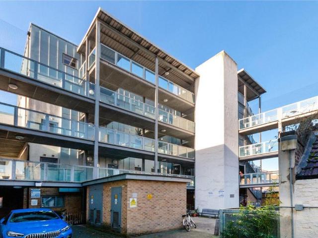 New Cross Road, London SE14 2 bed flat to rent £1,900 pcm £438 pw