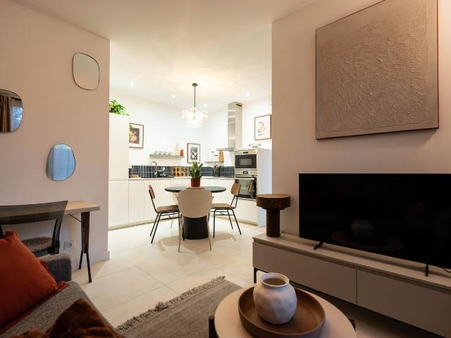New air conditioned duplex Terrace, Lyon Amsterdam Apartments for Rent