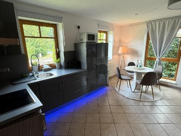 NEW: Air conditioned, fully furnished maisonette apartment, Electric Car charging Station, perfectly located