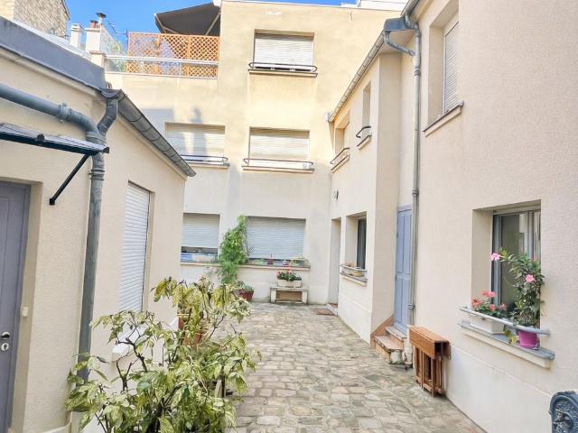Small house with flowered courtyard completely peaceful! Natural light all day long Sleeps up to 6 people