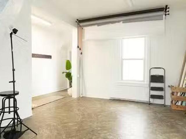 Just in! B 127 Rue Queen, Sherbrooke Lennoxville, QC, J1M 1J.
