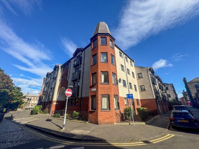 New Bells Court, Edinburgh EH6, 3 bed flat to rent, £1,400 pcm | PrimeLocation