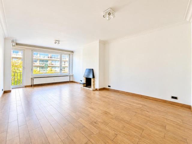 !NEW! Bright 2 bed apartment with south facing balcony