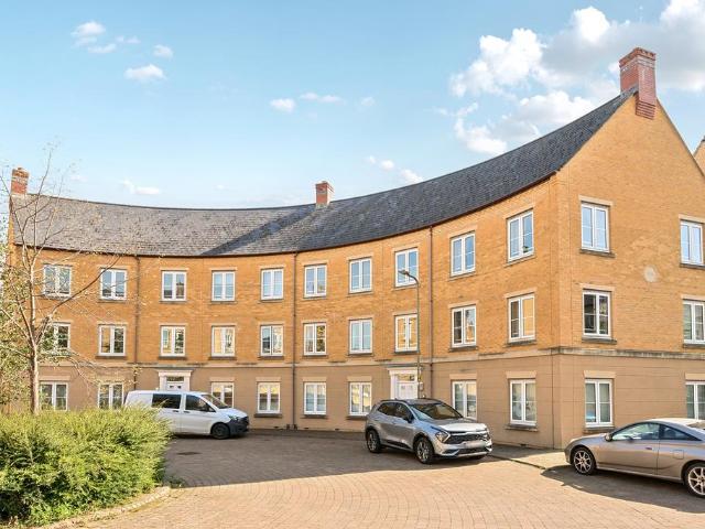 New Bridge Street, Witney. 2 bed flat to rent £1,250 pcm £288 pw