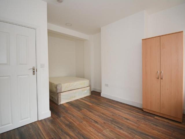 NEW BROADWAY, EALING, W5 1 bed in a house share to rent £950 pcm £219 pw