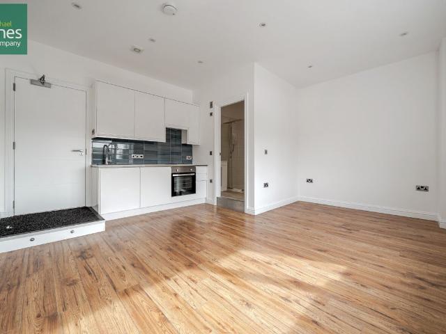 New Broadway, Tarring, Worthing BN11, Studio to rent, £850 pcm | PrimeLocation