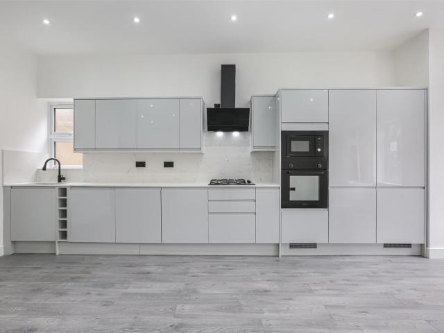 NEW BUILD 3 BEDROOM FLAT TO LET IN CARSHALTON