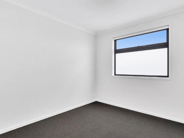 NEW BUILD FOR RENT IN MAMBOURIN