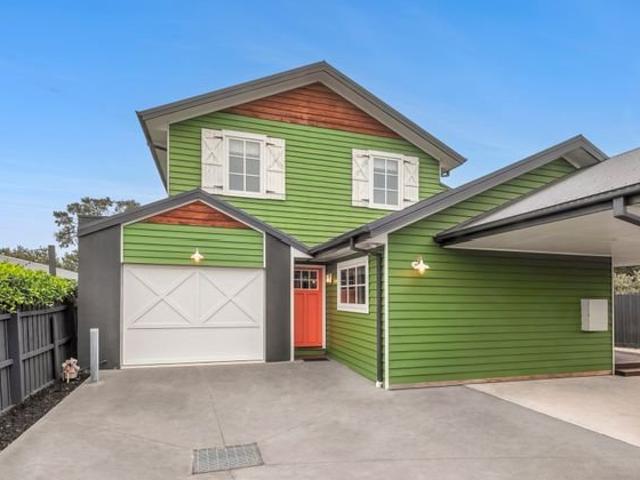 New Build Farm Style House walk 5 min to beach