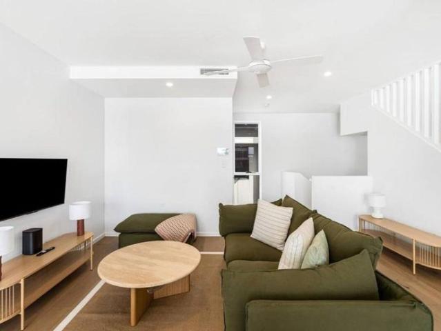 New Burleigh 3 BR/ 3 Bath Villa Fully Furnished incl all Utilities