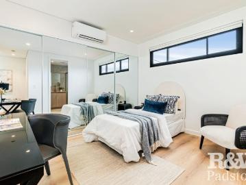 New granny flat with private access and a minute's walk from Padstow Station & Shops