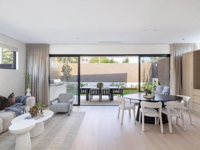 New double fronted family home & indoor/outdoor entertainer