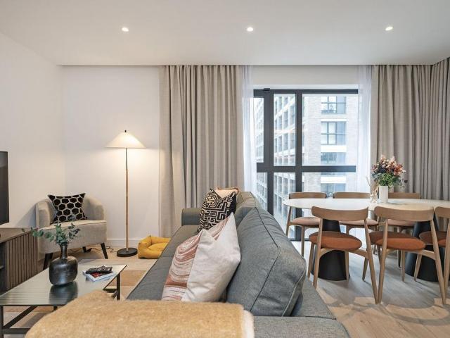 New Drum Street, Aldgate, London, E1 3 bed flat to rent £4,900 pcm £1,131 pw