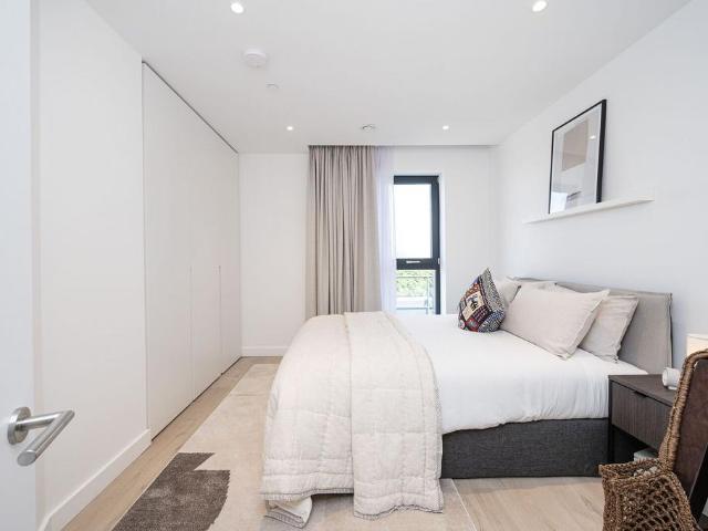 New Drum Street, Aldgate, London, E1 3 bed flat to rent £6,000 pcm £1,385 pw