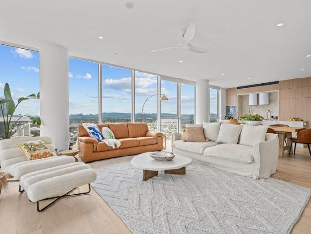 New Elevated Luxury: Fully Furnished Top Floor Sky Home Broadbeach