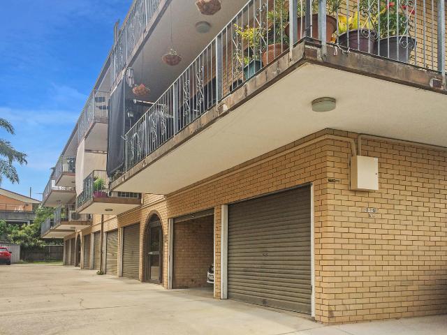 NEW FARM UNIT, LARGE 2 BED, 1 BATH, 2 CAR LUG