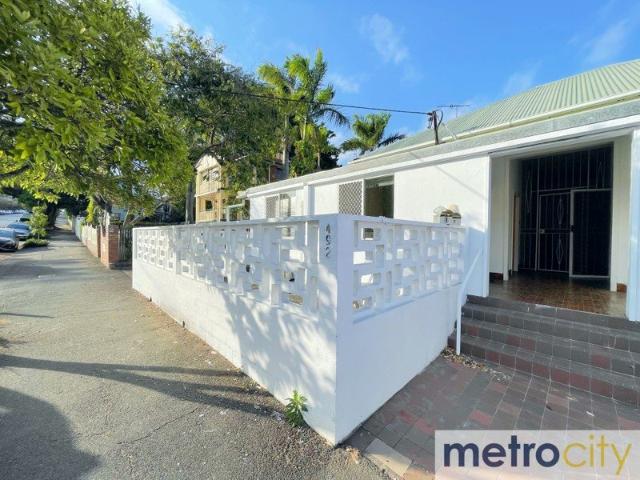 New Farm Charm with a Private Courtyard!