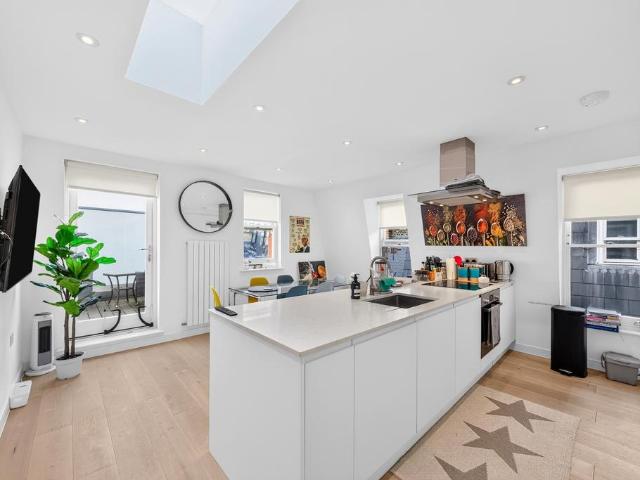 New Kings Road, Fulham, SW6 3 bed flat to rent £4,750 pcm £1,096 pw