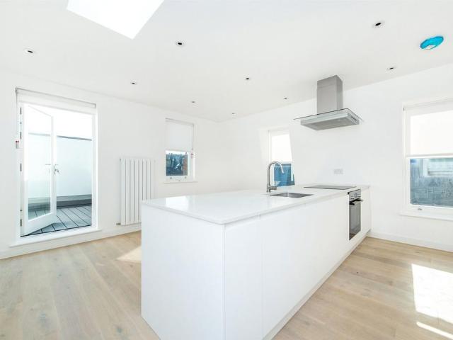 New Kings Road, Fulham, SW6 3 bed flat to rent £4,750 pcm £1,096 pw