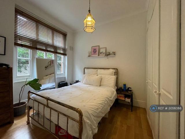 New Kings Road, London, SW6 2 bed flat to rent £2,700 pcm £623 pw