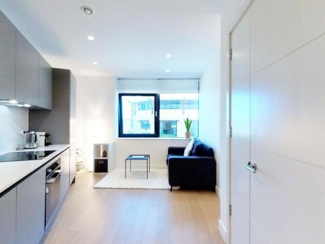 New Horizons Court, Brentford TW8 Studio to rent £1,475 pcm £340 pw