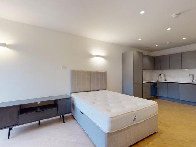 New Horizons Court, Brentford TW8 Studio to rent £1,480 pcm £342 pw