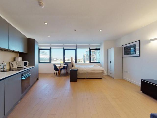 New Horizons Court Studio to rent £1,480 pcm £342 pw