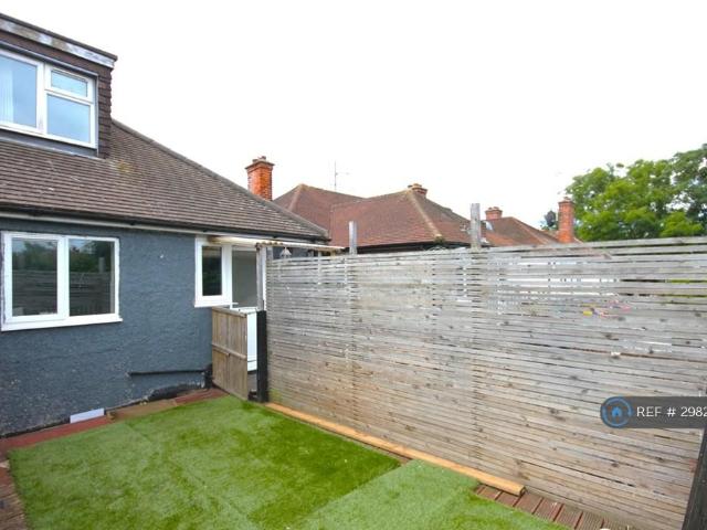 New Haw, Addlestone, KT15 3 bed flat to rent £1,575 pcm £363 pw