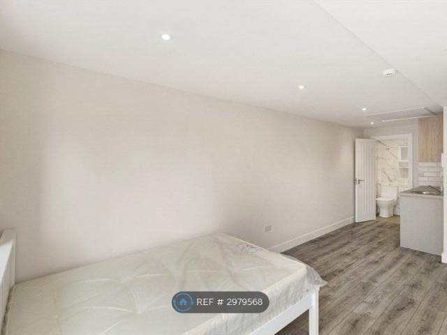 New Haw, Addlestone KT15, Studio to rent, £945 pcm | PrimeLocation