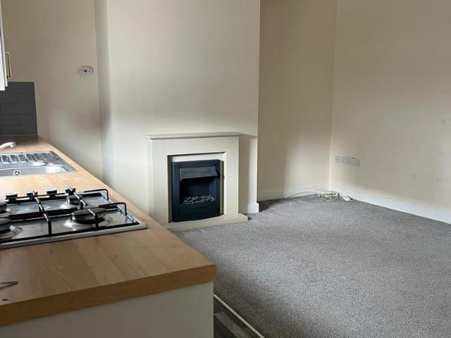 New Hey Road, Huddersfield HD3 2 bed terraced house to rent £775 pcm £179 pw