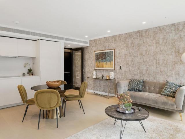 New Oxford Street, London WC1A 1 bed flat to rent £4,983 pcm £1,150 pw