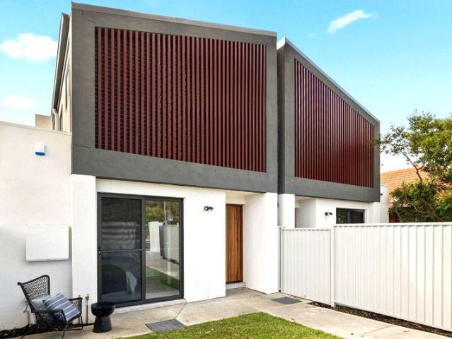 New luxury 4 bedroom house, pet friendly!