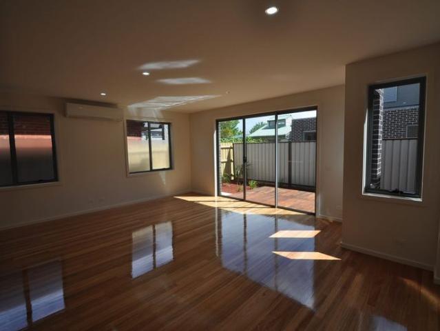 NEW MODERN FAMILY LUXURY AT ITS BEST. Border Fairfield/Alphington 12 MONTH LEASE REQ. AVAILBLE 27th OCT 26