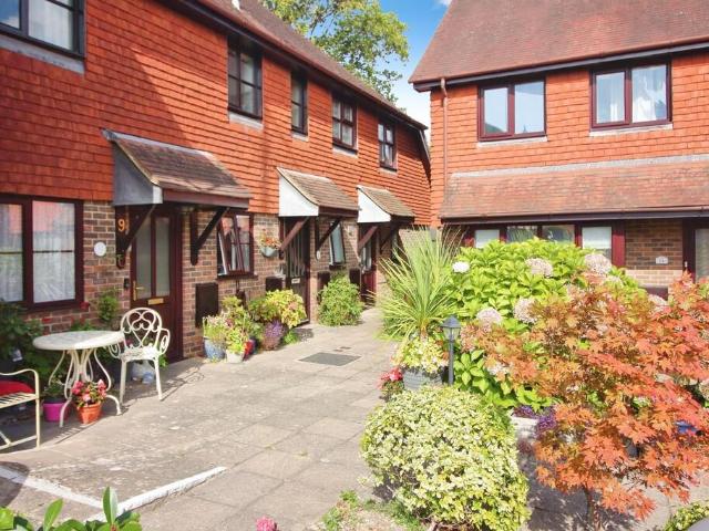 New Milton 2 bed ground floor flat to rent £1,100 pcm £254 pw