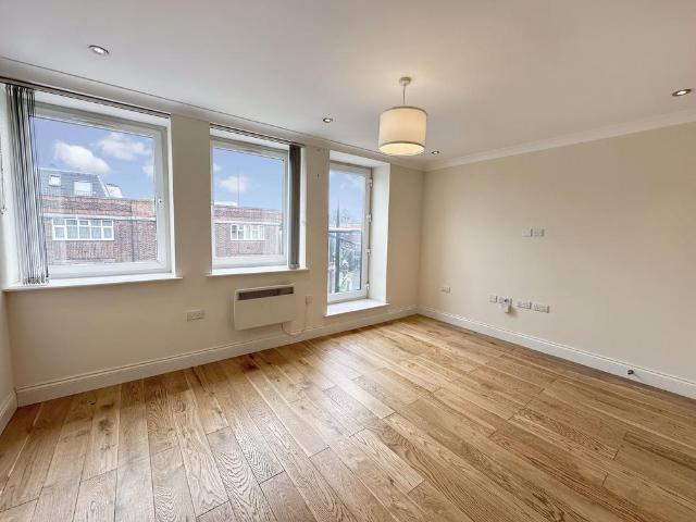 New Salisbury House, High Street. 1 bed apartment to rent £1,175 pcm £271 pw