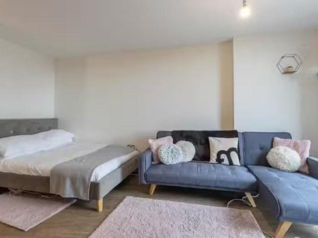Cozy Studio apartment for rent in The Bank, 60 Sheepcote Stree.