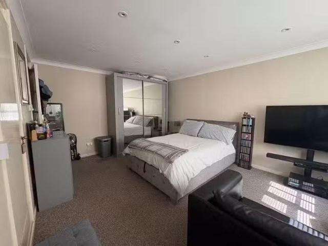 Rental! Studio flat for rent in Braemar Avenue, South Croydon.
