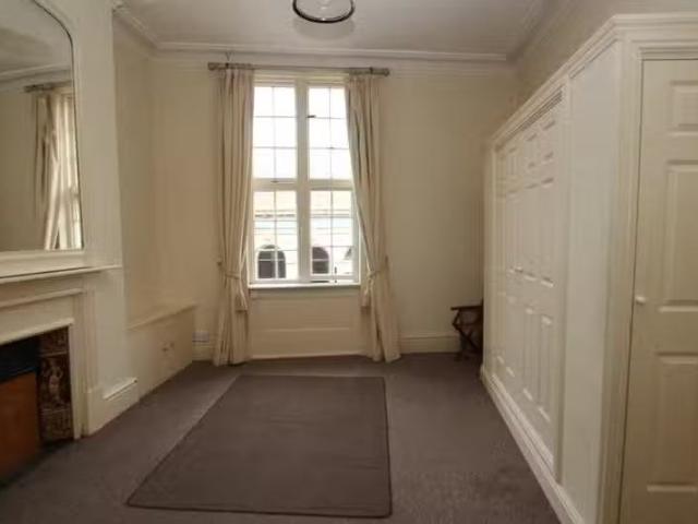 Deal! Studio flat for rent in Market Place, Warminster, BA12