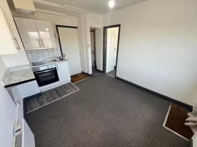Cheap Studio flat for rent in Stroud Road, Patchway, Bristol.