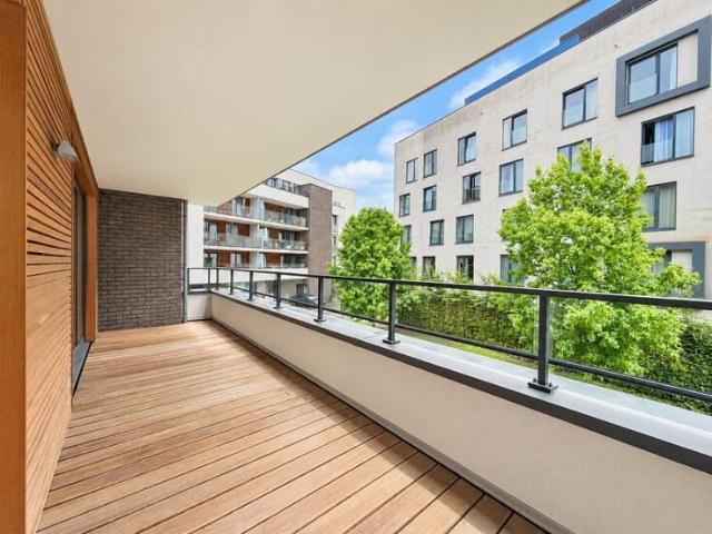 !NEW! Stunning 3 bedroom apartment with terrace & parking