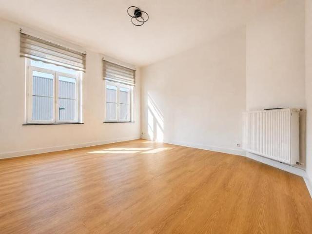 !NEW! Stunning renovated 1 bed with balcony – 1st occupancy
