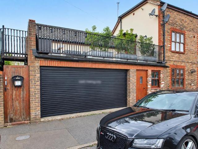 New Street, Horsham RH13 1 bed flat to rent £1,395 pcm £322 pw