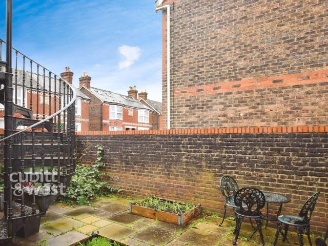 New Street, Horsham RH13, 1 bed maisonette to rent, £1,395 pcm | PrimeLocation
