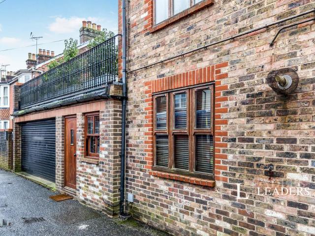 New Street, Horsham, West Sussex, RH13 1 bed flat to rent £1,395 pcm £322 pw