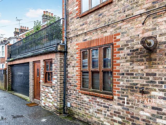 New Street, Horsham, West Sussex RH13, 1 bed flat to rent, £1,395 pcm | PrimeLocation